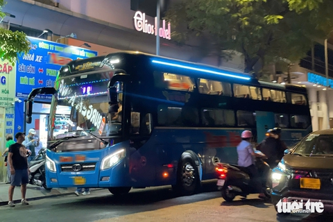 'Xe dù' hoạt động tấp nập, đón khách giữa đường ở TP.HCM - Ảnh 3.