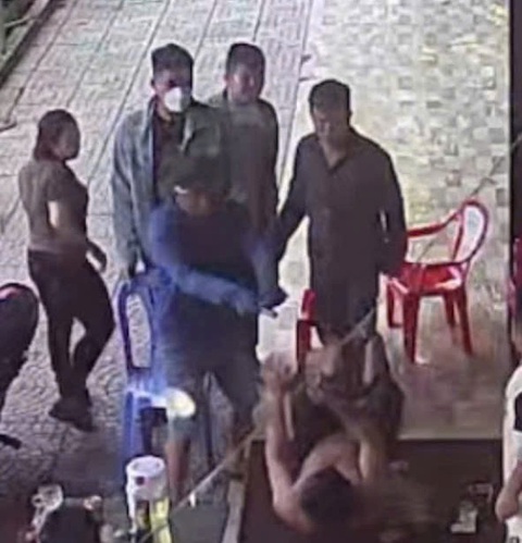 Điều tra nhóm người mang hung khí xông vào nhà dân, công an xã báo công an tỉnh - Ảnh 1.