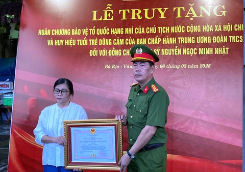 Truy tặng huân chương cho thượng sĩ cảnh sát cơ động hy sinh khi làm nhiệm vụ - Ảnh 1.