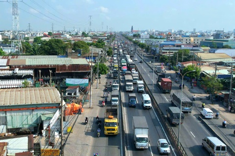 Xe ben lật trên đường Lê Đức Anh, giao thông cửa ngõ TP.HCM ùn ứ - Ảnh 3.
