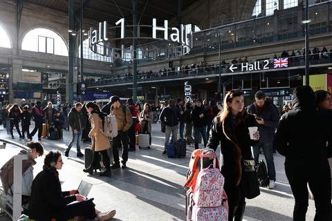 Phát hiện bom chưa nổ từ Thế chiến 2 giữa ray tàu, đường sắt Paris tê liệt - Ảnh 1. Phát hiện bom chưa nổ từ Thế chiến 2 giữa ray tàu, đường sắt Paris tê liệt - Ảnh 1.