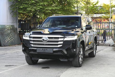 Toyota Land Cruiser lặng lẽ nâng cấp ở Việt Nam: Giá tăng gần 300 triệu, màn to hơn, thêm an toàn - Ảnh 2.