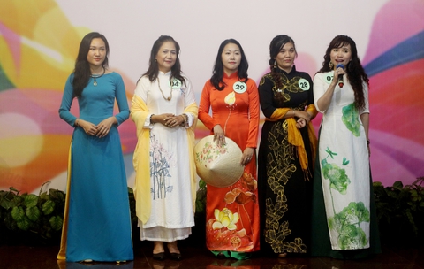 Khi nữ họa sĩ là người mẫu trình diễn áo dài - Ảnh 1. Khi nữ họa sĩ là người mẫu trình diễn áo dài - Ảnh 1.