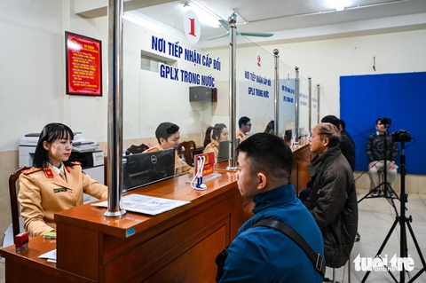 CSGT Hà Nội tăng thời gian tiếp nhận cấp đổi giấy phép lái xe, đã tiếp nhận hơn 8.000 hồ sơ - Ảnh 1.