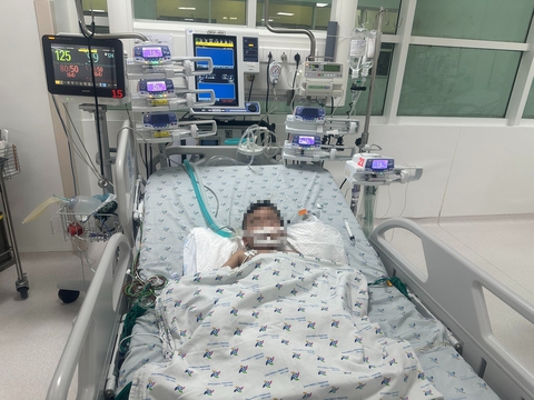 Ngã từ trên giường xuống nền nhà, bé trai bị vỡ khí quản, gãy nhiều xương sườn - Ảnh 1.