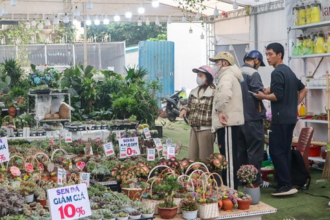 Chủ tiệm hoa, tiệm len 'tung chiêu' tuyển shipper, người gói hoa ngày 8-3 - Ảnh 2. Chủ tiệm 'tung chiêu' tuyển người làm dịp 8-3, tìm shipper cũng khó - Ảnh 2.