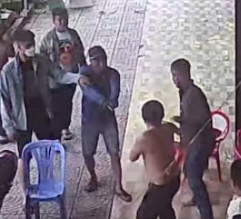 Mâu thuẫn từ chơi xóc đĩa, mang súng nhựa xông vào nhà dân đánh người - Ảnh 2.