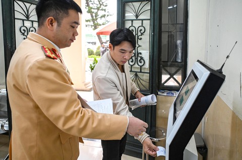 Đăng ký xe máy, cấp đổi bằng lái ở công an xã: Thủ tục đơn giản, nhanh chóng - Ảnh 2. Đăng ký xe máy, cấp đổi bằng lái ở công an xã: Thủ tục đơn giản, nhanh chóng - Ảnh 2.