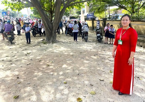 Huyện phối hợp đơn vị quản lý đường bộ đổ bê tông ngoài cổng trường tiểu học - Ảnh 1. Huyện hỗ trợ đổ bê tông ngoài cổng trường tiểu học Suối Tân - Ảnh 1.