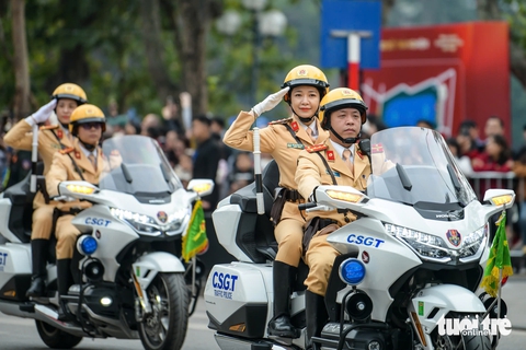 Hàng vạn người dân trầm trồ xem cảnh sát, kỵ binh, cảnh khuyển trổ tài kỹ chiến thuật - Ảnh 12.