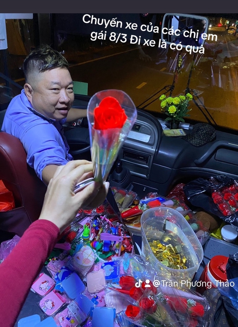 Anh tài xế xe buýt chi tiền triệu mua quà cho khách hàng nữ ngày 8-3 - Ảnh 3. Anh tài xế xe buýt chi tiền triệu mua quà cho khách hàng nữ ngày 8-3 - Ảnh 3.
