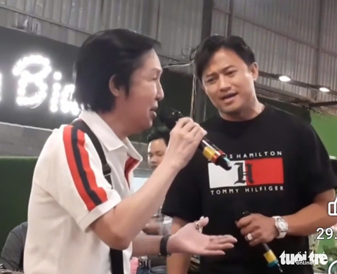 Clip Quý Bình song ca cùng nghệ sĩ Vũ Linh gây sốt - Ảnh 1. Clip Quý Bình song ca cùng nghệ sĩ Vũ Linh gây sốt - Ảnh 1.
