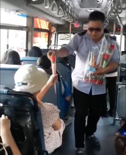 Anh tài xế xe buýt chi tiền triệu mua quà cho khách hàng nữ ngày 8-3 - Ảnh 1. Anh tài xế xe buýt chi tiền triệu mua quà cho khách hàng nữ ngày 8-3 - Ảnh 1.