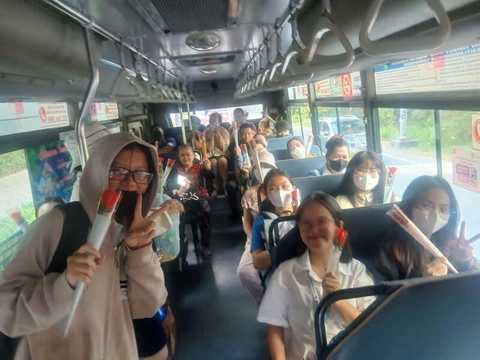 Anh tài xế xe buýt chi tiền triệu mua quà cho khách hàng nữ ngày 8-3 - Ảnh 2. Anh tài xế xe buýt chi tiền triệu mua quà cho khách hàng nữ ngày 8-3 - Ảnh 2.