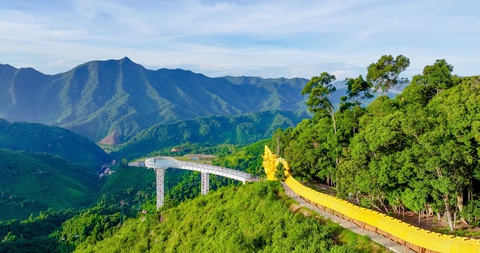 Độc đáo hành lang có mái che hình rồng vắt qua núi dài nhất Việt Nam - Ảnh 4.
