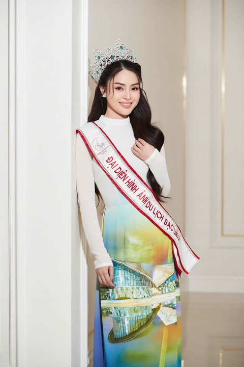 Hoa hậu Lý Kim Thảo diện áo dài gần 200 triệu - Ảnh 2.