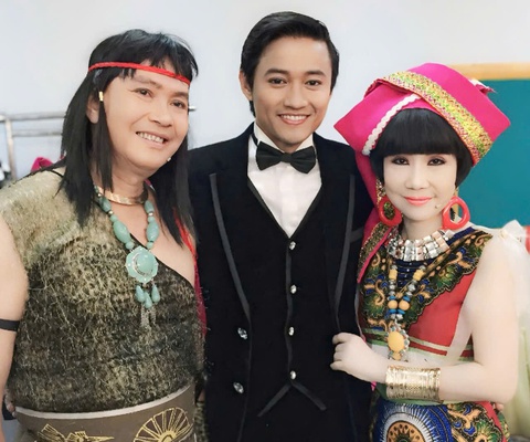 Clip Quý Bình song ca cùng nghệ sĩ Vũ Linh gây sốt - Ảnh 5. Clip Quý Bình song ca cùng nghệ sĩ Vũ Linh gây sốt - Ảnh 3.