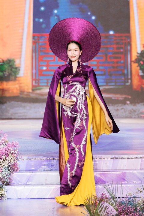 Đường đi bộ Nguyễn Huệ biến thành sàn diễn thời trang ngoài trời lộng lẫy, hội tụ áo dài đặc sắc - Ảnh 5. Đường Nguyễn Huệ biến thành sàn diễn thời trang ngoài trời lộng lẫy, hội tụ áo dài đặc sắc - Ảnh 5.