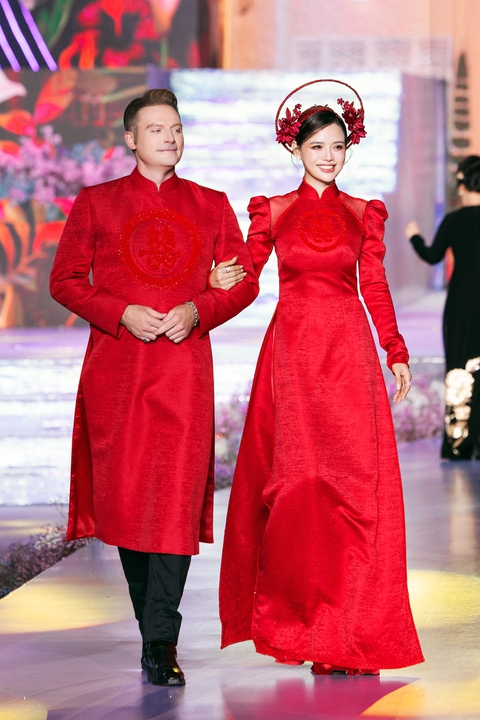 Đường đi bộ Nguyễn Huệ biến thành sàn diễn thời trang ngoài trời lộng lẫy, hội tụ áo dài đặc sắc - Ảnh 7. Đường Nguyễn Huệ biến thành sàn diễn thời trang ngoài trời lộng lẫy, hội tụ áo dài đặc sắc - Ảnh 7.