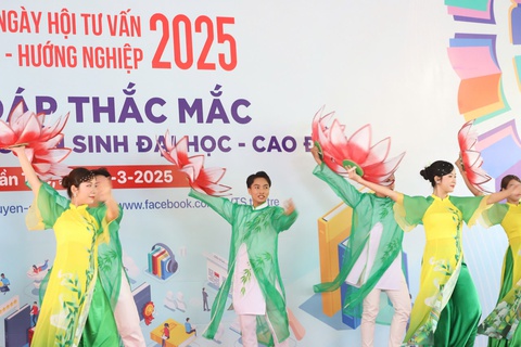 Tưng bừng khai hội tư vấn tuyển sinh hướng nghiệp 2025 tại Cần Thơ - Ảnh 9. Tưng bừng khai hội tư vấn tuyển sinh hướng nghiệp 2025 tại Cần Thơ - Ảnh 9.
