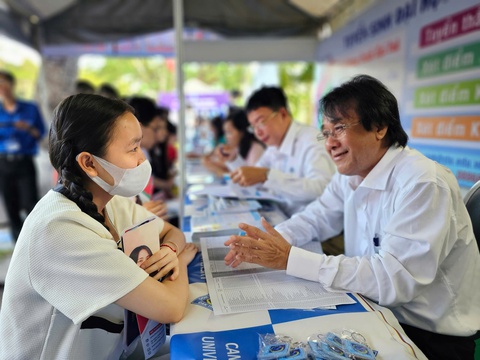 Tưng bừng khai hội tư vấn tuyển sinh hướng nghiệp 2025 tại Cần Thơ - Ảnh 5. Tưng bừng khai hội tư vấn tuyển sinh hướng nghiệp 2025 tại Cần Thơ - Ảnh 5.