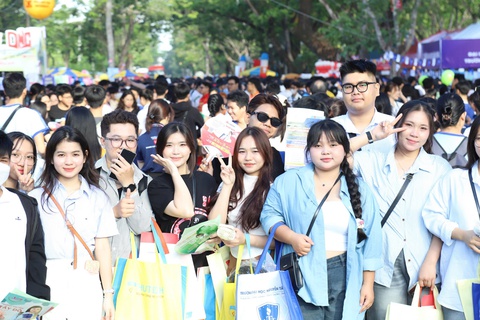 Tưng bừng khai hội tư vấn tuyển sinh hướng nghiệp 2025 tại Cần Thơ - Ảnh 1. Tưng bừng khai hội tư vấn tuyển sinh hướng nghiệp 2025 tại Cần Thơ - Ảnh 1.