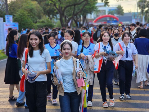 Tưng bừng khai hội tư vấn tuyển sinh hướng nghiệp 2025 tại Cần Thơ - Ảnh 7. Tưng bừng khai hội tư vấn tuyển sinh hướng nghiệp 2025 tại Cần Thơ - Ảnh 7.