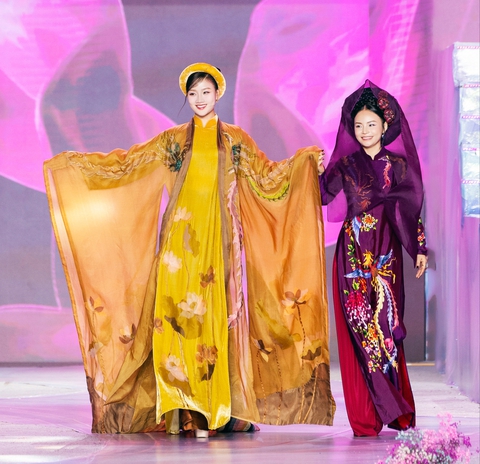 Đường đi bộ Nguyễn Huệ biến thành sàn diễn thời trang ngoài trời lộng lẫy, hội tụ áo dài đặc sắc - Ảnh 4. Đường Nguyễn Huệ biến thành sàn diễn thời trang ngoài trời lộng lẫy, hội tụ áo dài đặc sắc - Ảnh 4.