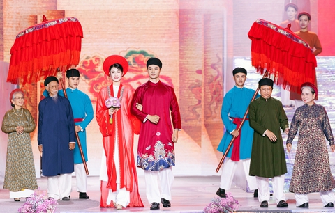 Đường Nguyễn Huệ biến thành sàn diễn thời trang ngoài trời lộng lẫy, hội tụ áo dài đặc sắc - Ảnh 2. Đường Nguyễn Huệ biến thành sàn diễn thời trang ngoài trời lộng lẫy, hội tụ áo dài đặc sắc - Ảnh 2.