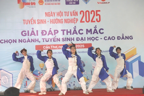 Tưng bừng khai hội tư vấn tuyển sinh hướng nghiệp 2025 tại Cần Thơ - Ảnh 8. Tưng bừng khai hội tư vấn tuyển sinh hướng nghiệp 2025 tại Cần Thơ - Ảnh 8.