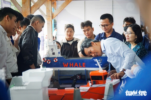 Sinh viên Nha Trang đua tàu thủy tự chế, vận chuyển hàng hóa trên mô hình bến cảng - Ảnh 2. Sinh viên Nha Trang đua tàu thủy tự chế, vận chuyển hàng hóa trên mô hình bến cảng - Ảnh 2.