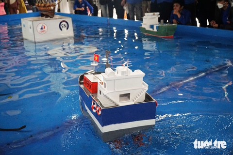 Sinh viên Nha Trang đua tàu thủy tự chế, vận chuyển hàng hóa trên mô hình bến cảng - Ảnh 3. Sinh viên Nha Trang đua tàu thủy tự chế, vận chuyển hàng hóa trên mô hình bến cảng - Ảnh 3.