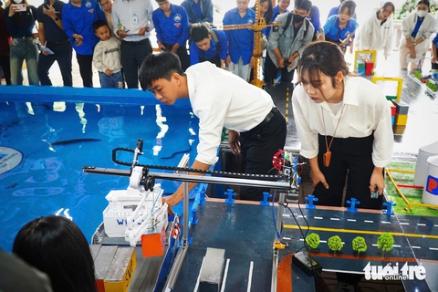Sinh viên Nha Trang đua tàu thủy tự chế, vận chuyển hàng hóa trên mô hình bến cảng - Ảnh 5. Sinh viên Nha Trang đua tàu thủy tự chế, vận chuyển hàng hóa trên mô hình bến cảng - Ảnh 5.