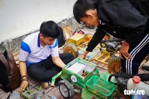 Sinh viên Nha Trang đua tàu thủy tự chế, vận chuyển hàng hóa trên mô hình bến cảng - Ảnh 6. Sinh viên Nha Trang đua tàu thủy tự chế, vận chuyển hàng hóa trên mô hình bến cảng - Ảnh 6.