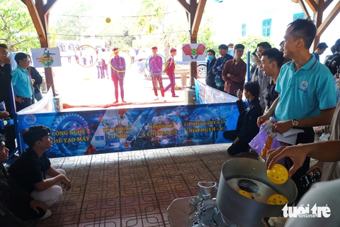 Sinh viên Nha Trang đua tàu thủy tự chế, vận chuyển hàng hóa trên mô hình bến cảng - Ảnh 9. Sinh viên Nha Trang đua tàu thủy tự chế, vận chuyển hàng hóa trên mô hình bến cảng - Ảnh 9.