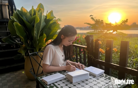 Kiếm tiền bằng nghề độc lạ hổng giống ai - Kỳ 4: Viết thiệp tay, nghề thủ công kiếm tiền thời hiện - Ảnh 1. Kiếm tiền bằng nghề độc lạ - Kỳ 4: Viết thiệp tay, nghề thủ công kiếm tiền thời hiện đại - Ảnh 1.