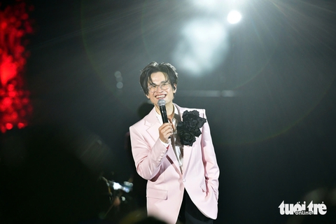Hà Anh Tuấn tắt tiếng ngay trước concert lớn, phải khẩn cầu để được hát - Ảnh 1. Hà Anh Tuấn tắt tiếng ngay trước concert 10.000 khán giả, phải khẩn cầu được hát - Ảnh 1.