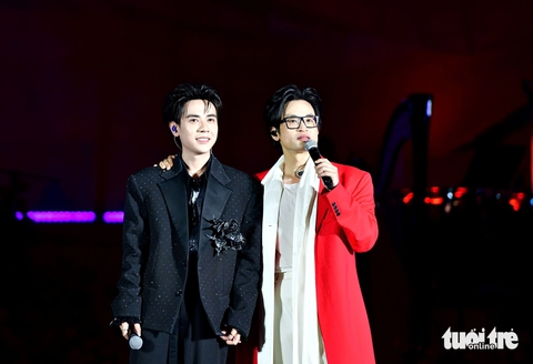 Hà Anh Tuấn tắt tiếng ngay trước concert lớn, phải khẩn cầu để được hát - Ảnh 2. Hà Anh Tuấn tắt tiếng ngay trước concert 10.000 khán giả, phải khẩn cầu được hát - Ảnh 5.