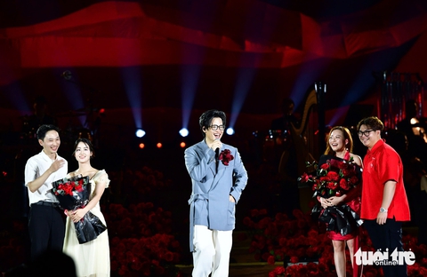 Hà Anh Tuấn tắt tiếng ngay trước concert 10.000 khán giả, phải khẩn cầu được hát - Ảnh 7. Hà Anh Tuấn tắt tiếng ngay trước concert 10.000 khán giả, phải khẩn cầu được hát - Ảnh 7.