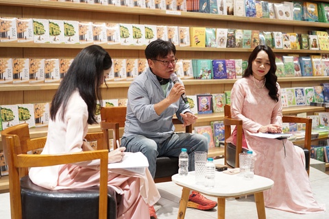 Nhà văn Cho Chang-In thích nhạc Trịnh, viết tiểu thuyết từ cảm hứng về Hai Bà Trưng - Ảnh 2. Nhà văn Cho Chang In thích nhạc Trịnh, viết tiểu thuyết từ cảm hứng về Hai Bà Trưng - Ảnh 2.