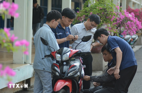 Sinh viên làm thiết bị cảnh báo đường 'ổ gà', ngập nước - Ảnh 1. Sinh viên làm thiết bị cảnh báo đường 'ổ gà', ngập nước - Ảnh 1.