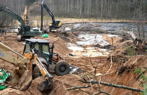 Tìm thấy thi thể 3 trên 4 binh sĩ Mỹ mất tích trong đầm lầy ở Lithuania - Ảnh 1. Tìm thấy thi thể 3 binh sĩ Mỹ mất tích và xe bọc thép trong đầm lầy ở Lithuania - Ảnh 1.