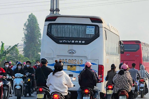 Đường gom cao tốc Hà Nội - Bắc Giang quá tải, công nhân chật vật di chuyển - Ảnh 4. Đường gom cao tốc Hà Nội - Bắc Giang quá tải, công nhân khu công nghiệp chật vật di chuyển - Ảnh 4.