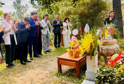 Lần đầu tiên Đại sứ Mỹ Marc Knapper đến viếng mộ Đại tướng Võ Nguyên Giáp - Ảnh 1.