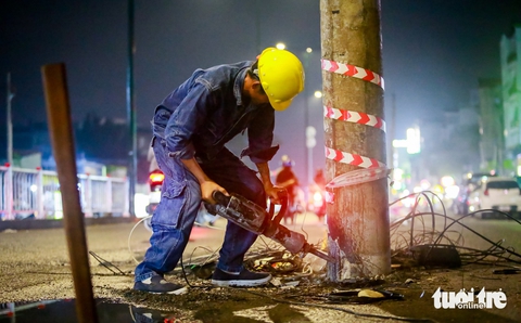 TP.HCM: Gấp rút thu nhiều trụ điện nằm giữa đường Dương Quảng Hàm - Ảnh 5.