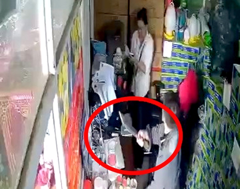 Truy xét kẻ cầm hung khí xông vào công ty nhựa dọa chém người phụ nữ ở Bình Chánh - Ảnh 1.