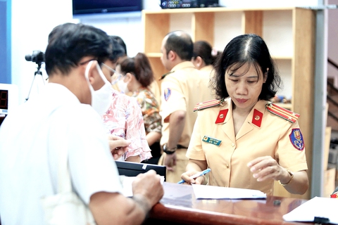 Sau 31-3, người dân chưa nhận kết quả cấp đổi giấy phép lái xe thì liên hệ đến đâu? - Ảnh 1.