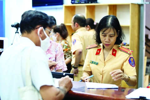 Thí điểm sang tên mua bán xe qua VNeID tại TP.HCM - Ảnh 1. sang tên - Ảnh 1.