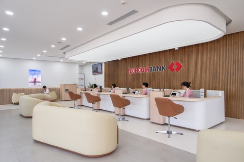 Khách hàng có thể giao dịch dễ dàng cùng Techcombank tại hệ thống WinMart - Ảnh 1.