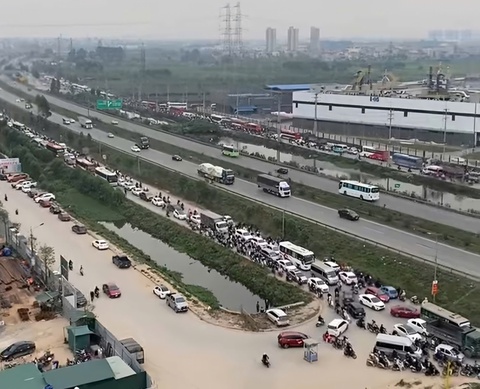 Đường gom cao tốc Hà Nội - Bắc Giang quá tải, công nhân chật vật di chuyển - Ảnh 1. Đường gom cao tốc Hà Nội - Bắc Giang quá tải, công nhân khu công nghiệp chật vật di chuyển - Ảnh 1.